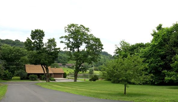 Applewood Apartments and Restaurant: 120 North Rd, Highland, NY 12528